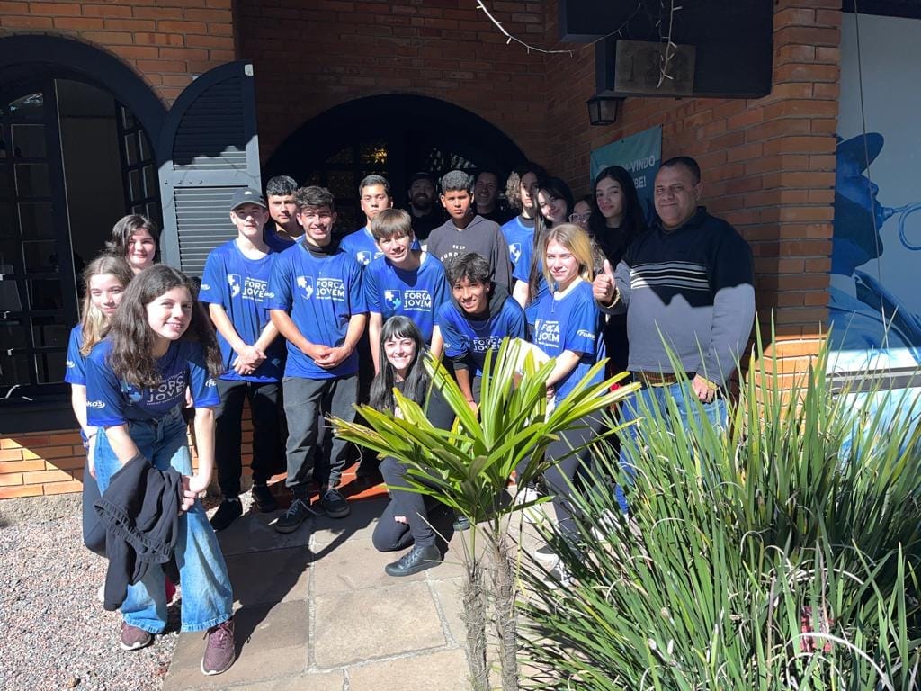 Coluna Social: Alunos da Escola Santa Terezinha visitam Rádio Clube de Canela