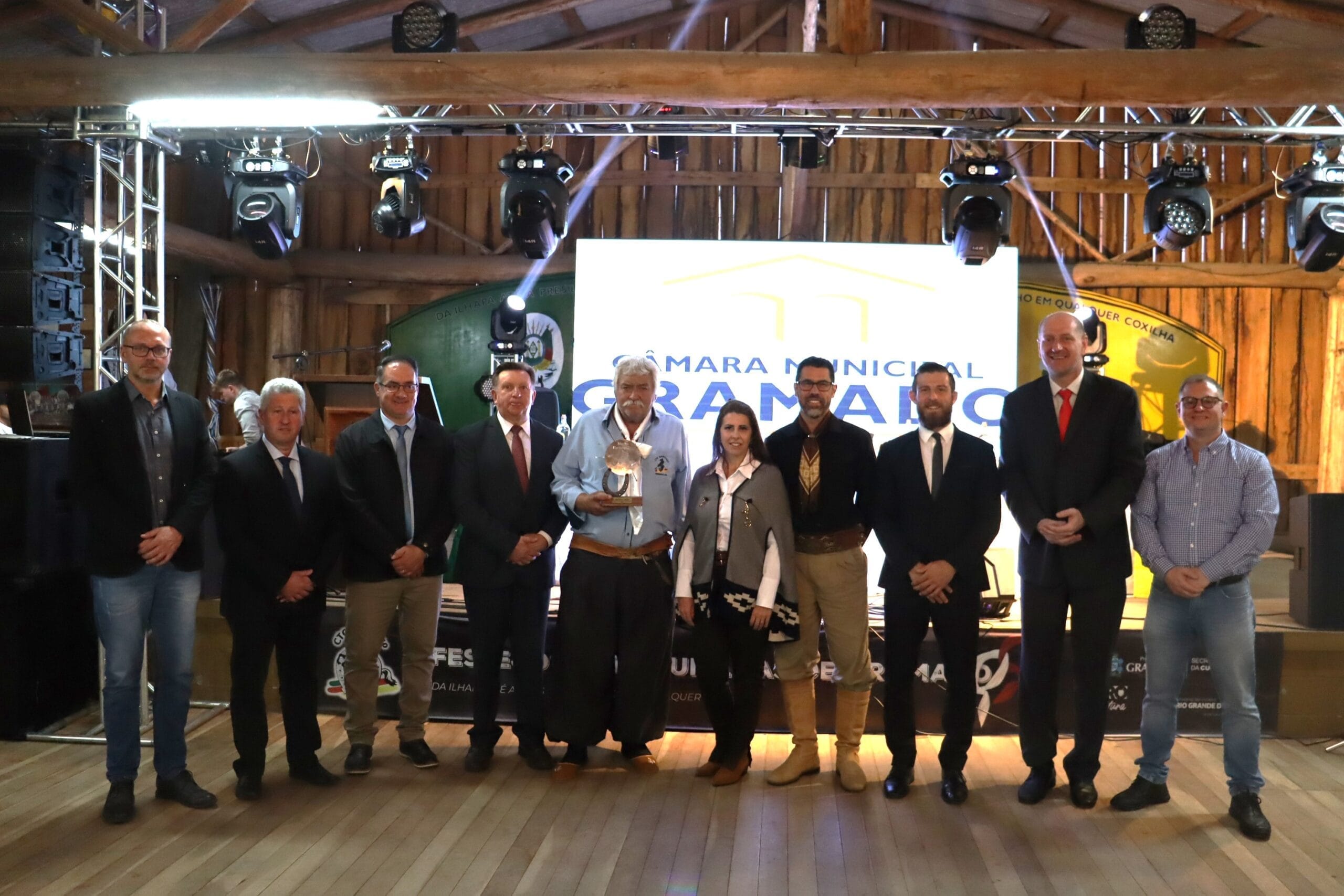 Mariano Leobet recebe Medalha Farroupilha em sessão no CTG Manotaço