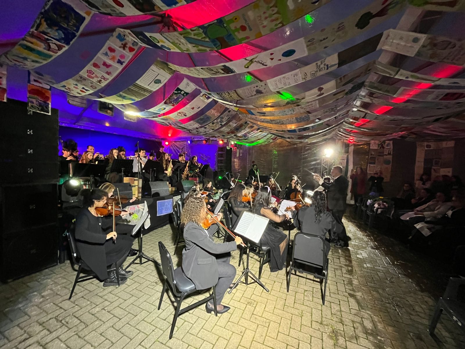 Feira do livro inicia com apresentação da Orquestra Jovem de Gramado