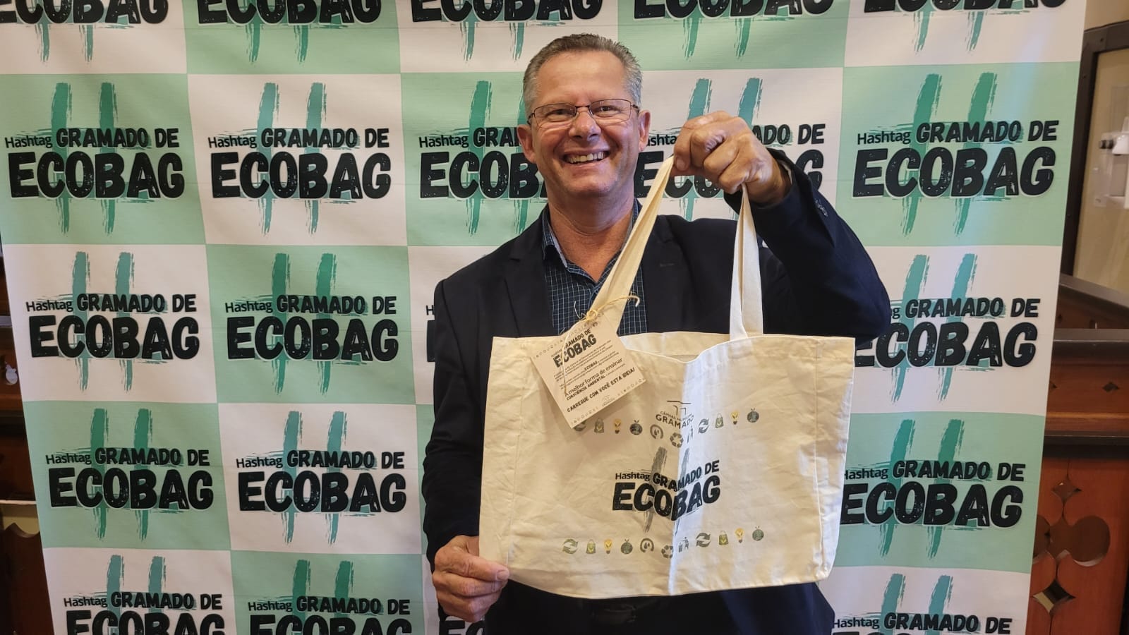 Campanha pela redução do plástico: Câmara entrega ecobags para comunidade