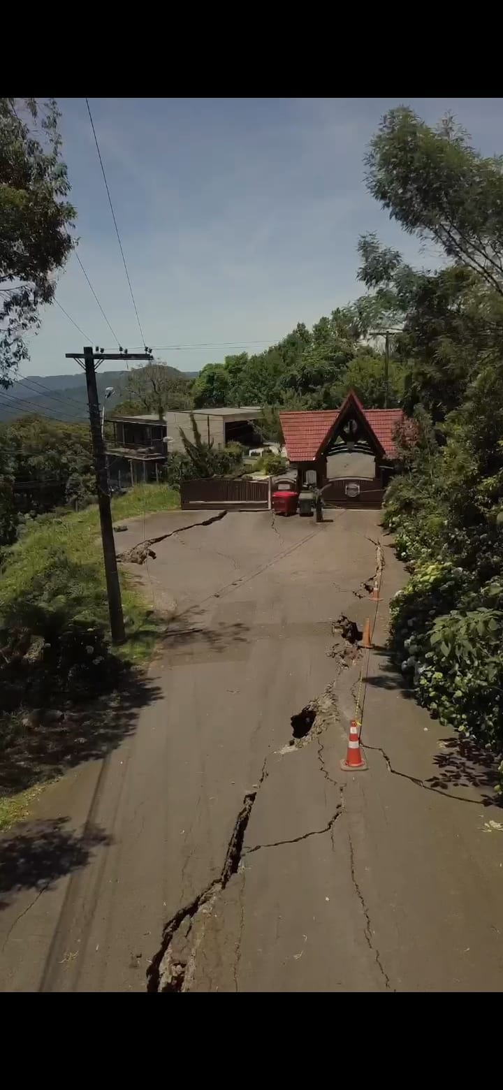 Vídeo mostra a situação do prédio que está desmoronando em Gramado