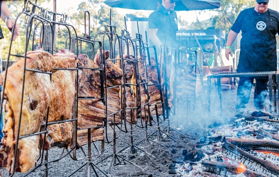 Festival em Gramado reúne 150 assadores do todo Brasil com 3 toneladas de churrasco esta semana