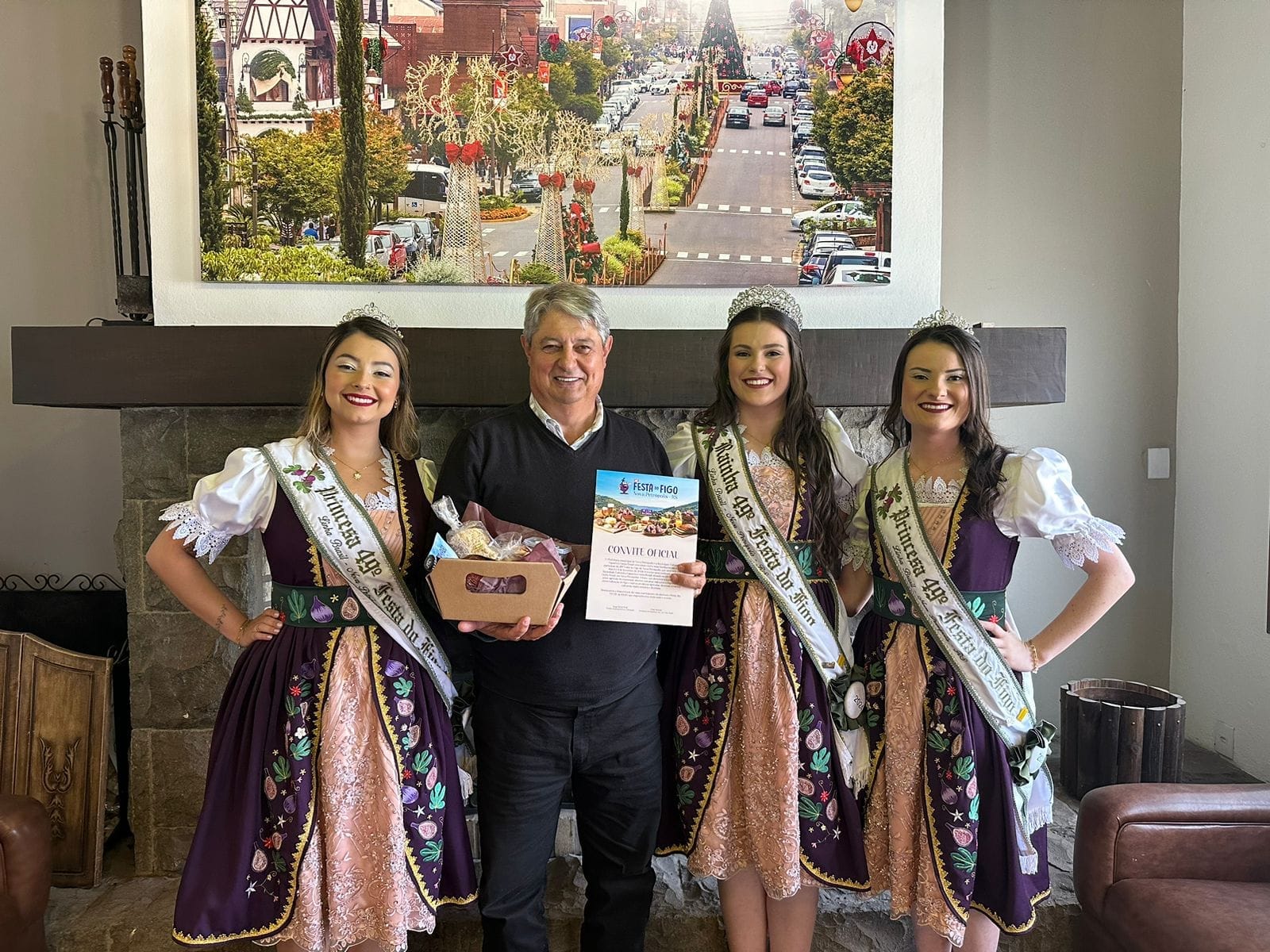 Corte da 49ª Festa do Figo visitam Prefeitura de Gramado