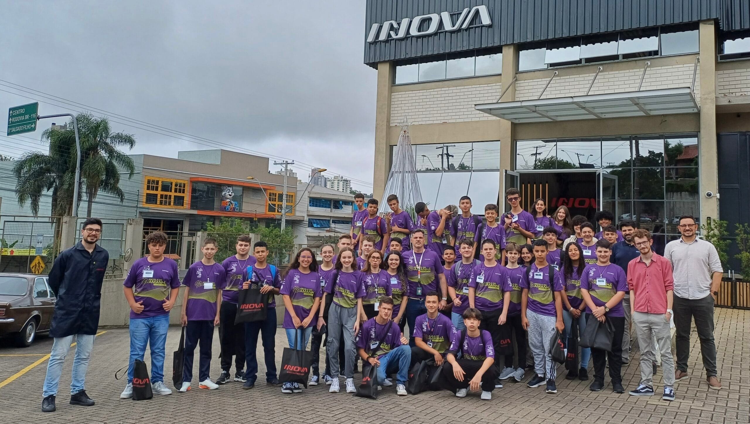 ‘Escola do Amanhã’ forma a primeira turma   Projeto realizado pelo Simecs, em parceria com o Senai, Sicredi e Prefeitura de Caxias aproxima jovens da realidade da indústria
