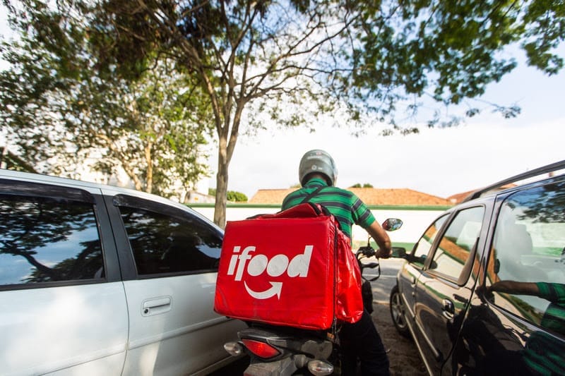 iFood realiza repasses emergenciais a entregadores e entregadoras afetados pelas chuvas