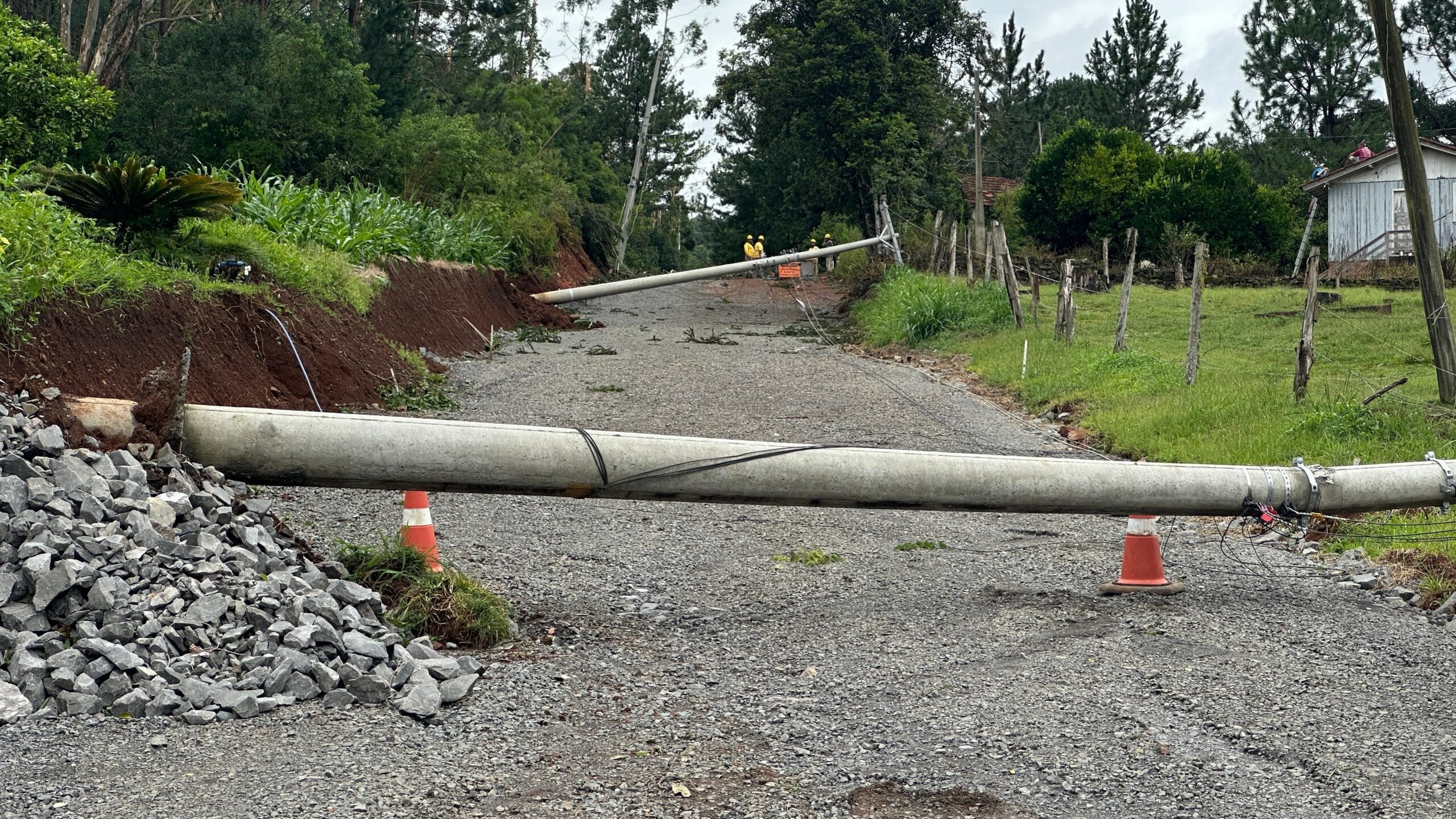 Chuvas e ventos fortes atingiram Gramado e algumas vias encontram-se obstruídas