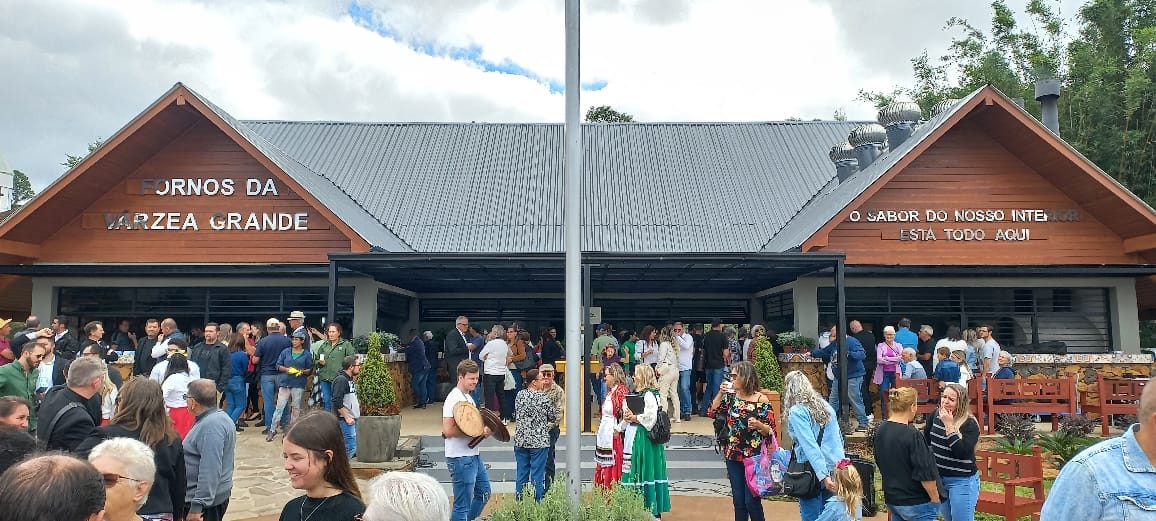 Gramado inaugura fornos coloniais no bairro Várzea Grande