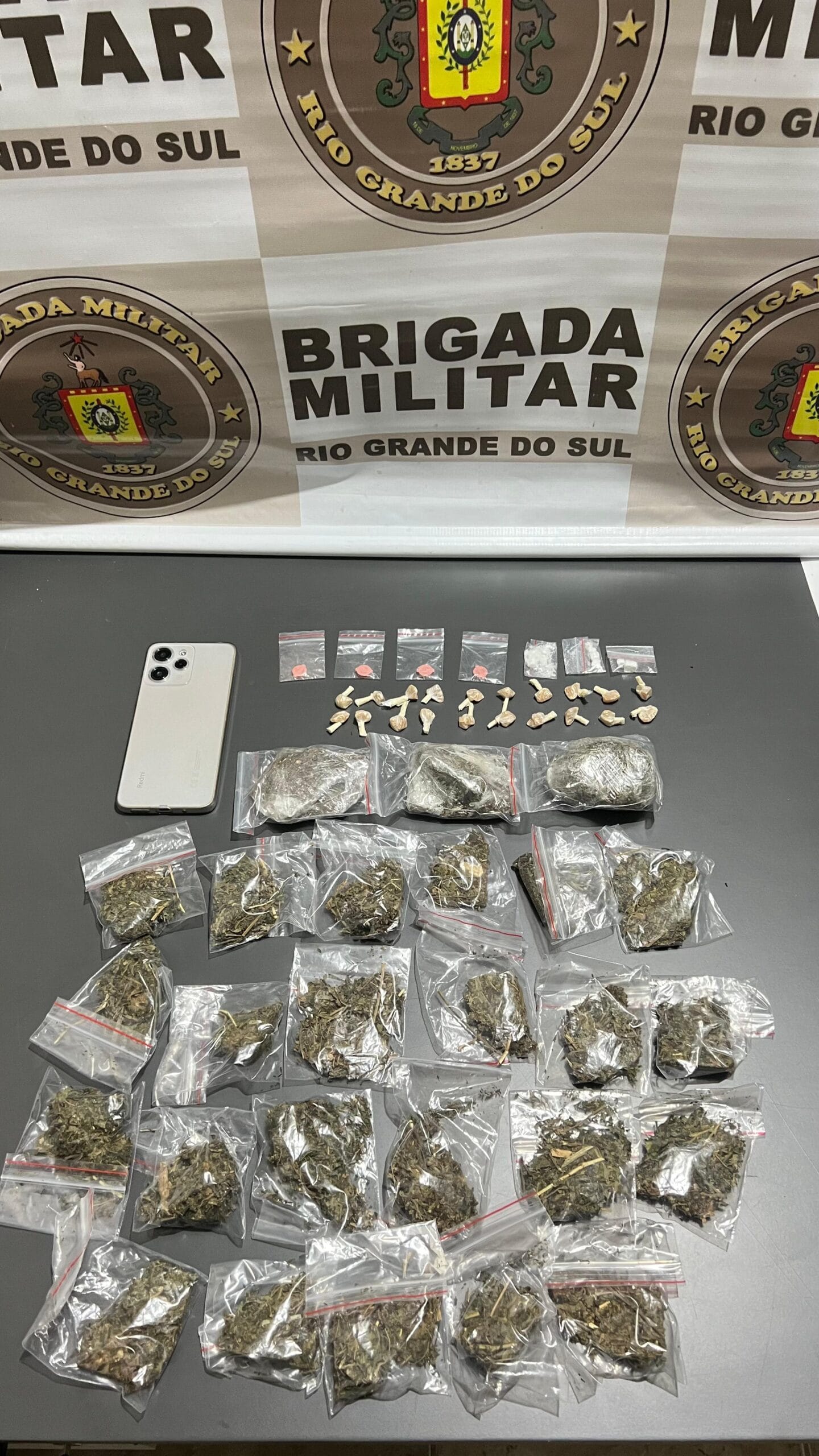 BRIGADA MILITAR DE GRAMADO PRENDE TRAFICANTE COM MACONHA, COCAÍNA, CRACK E ECSTASY