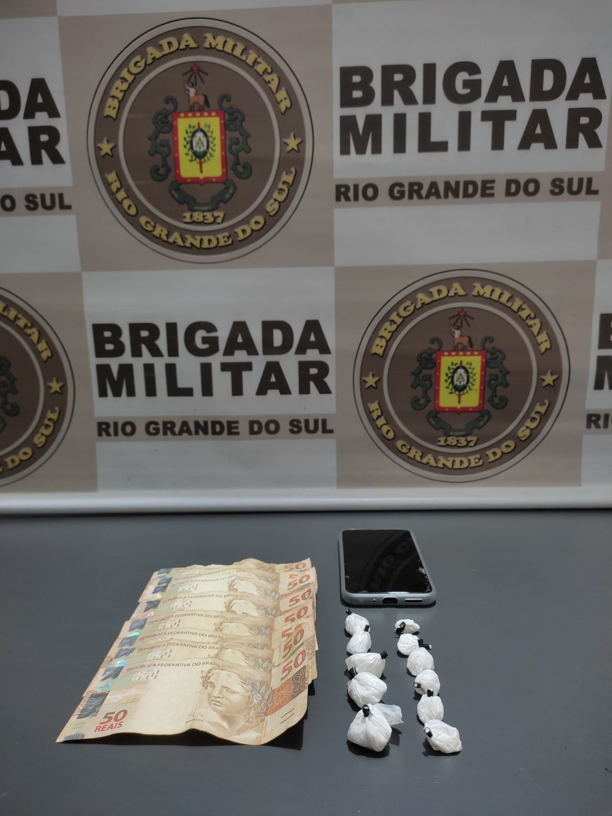 BRIGADA MILITAR DE CANELA PRENDE CASAL POR TRÁFICO DE DROGAS