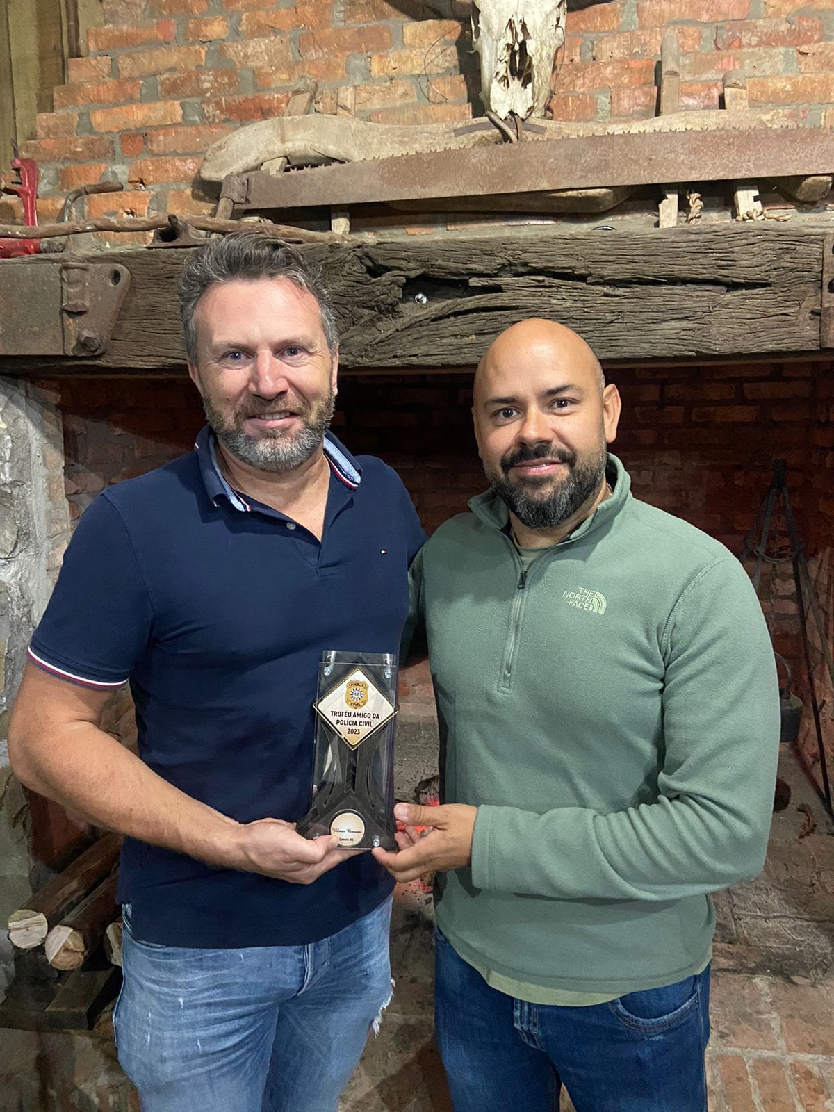 DELEGADO VLADIMIR ENTREGA TROFÉU “AMIGO DA POLÍCIA CIVIL DE CANELA” AO ARQUITETO VILMAR BONIATTI