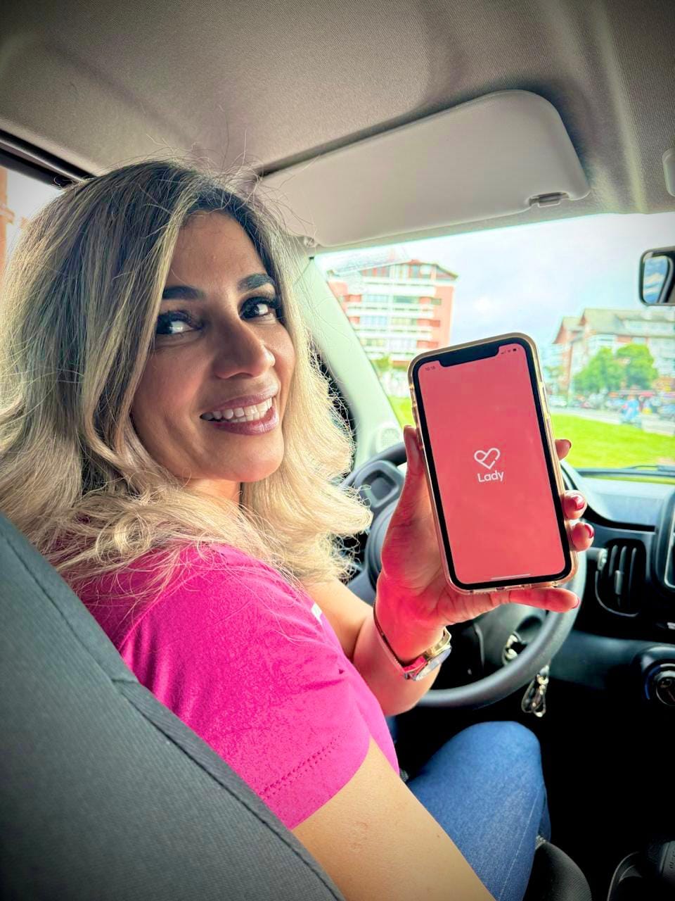 Lady Driver completa um mês transportando mulheres com conforto e segurança