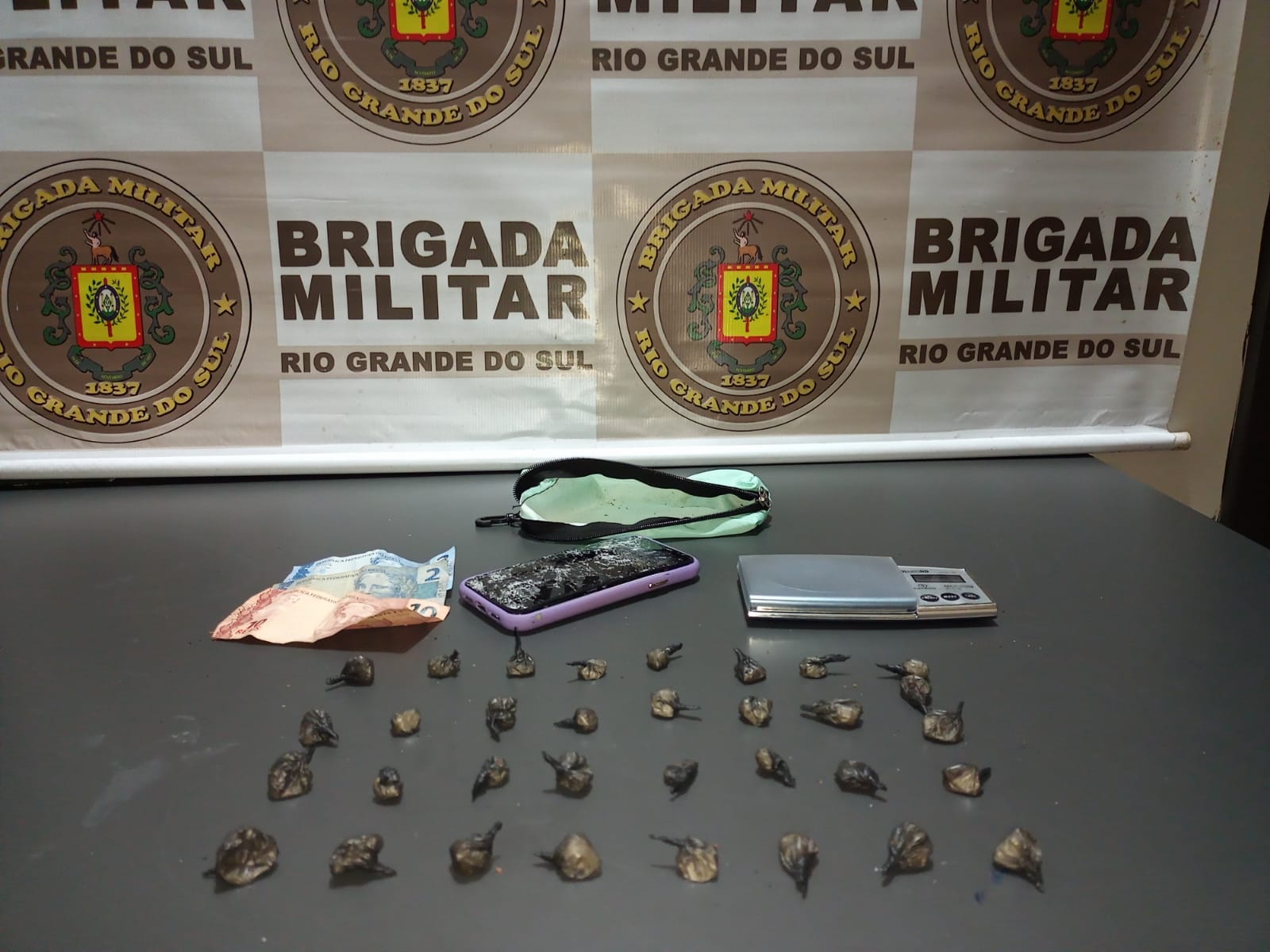 BRIGADA MILITAR PRENDE TRAFICANTE NO BAIRRO VÁRZEA GRANDE EM GRAMADO