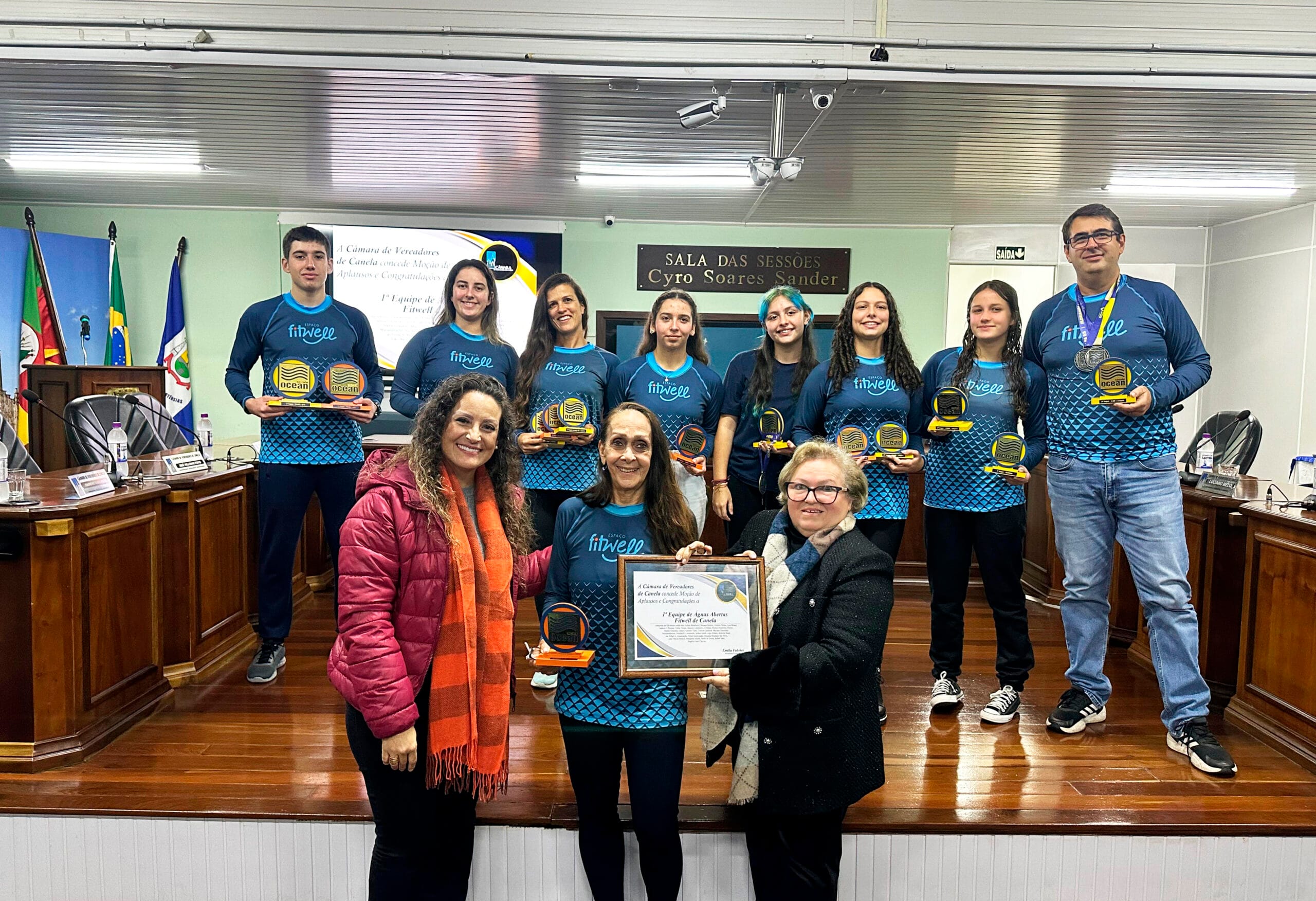Vereadora Emilia Fulcher realiza entrega de Moção a 1ª Equipe de Águas Abertas Fitwell de Canela