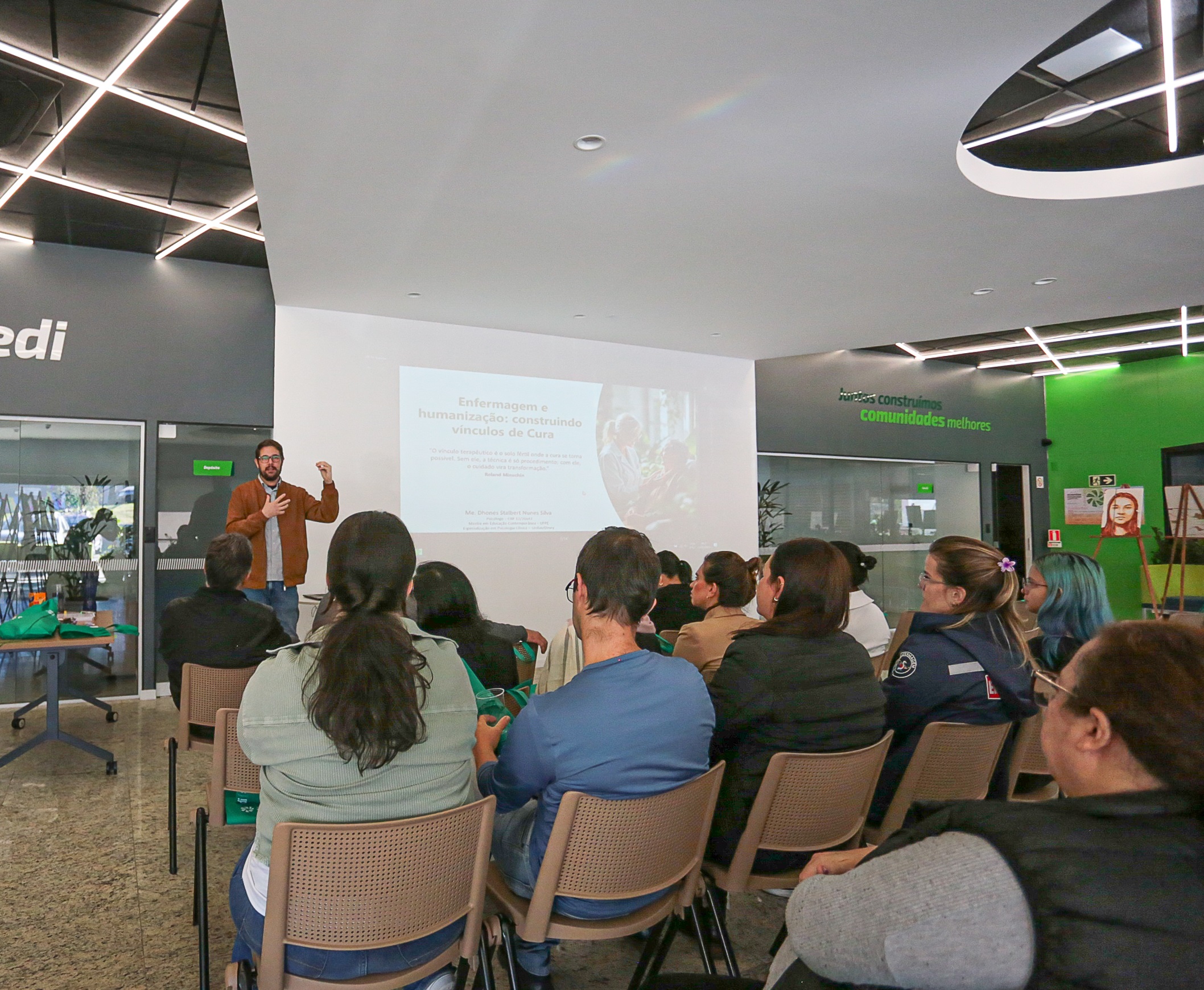 Palestra sobre humanização no atendimento de saúde abre Semana da Enfermagem