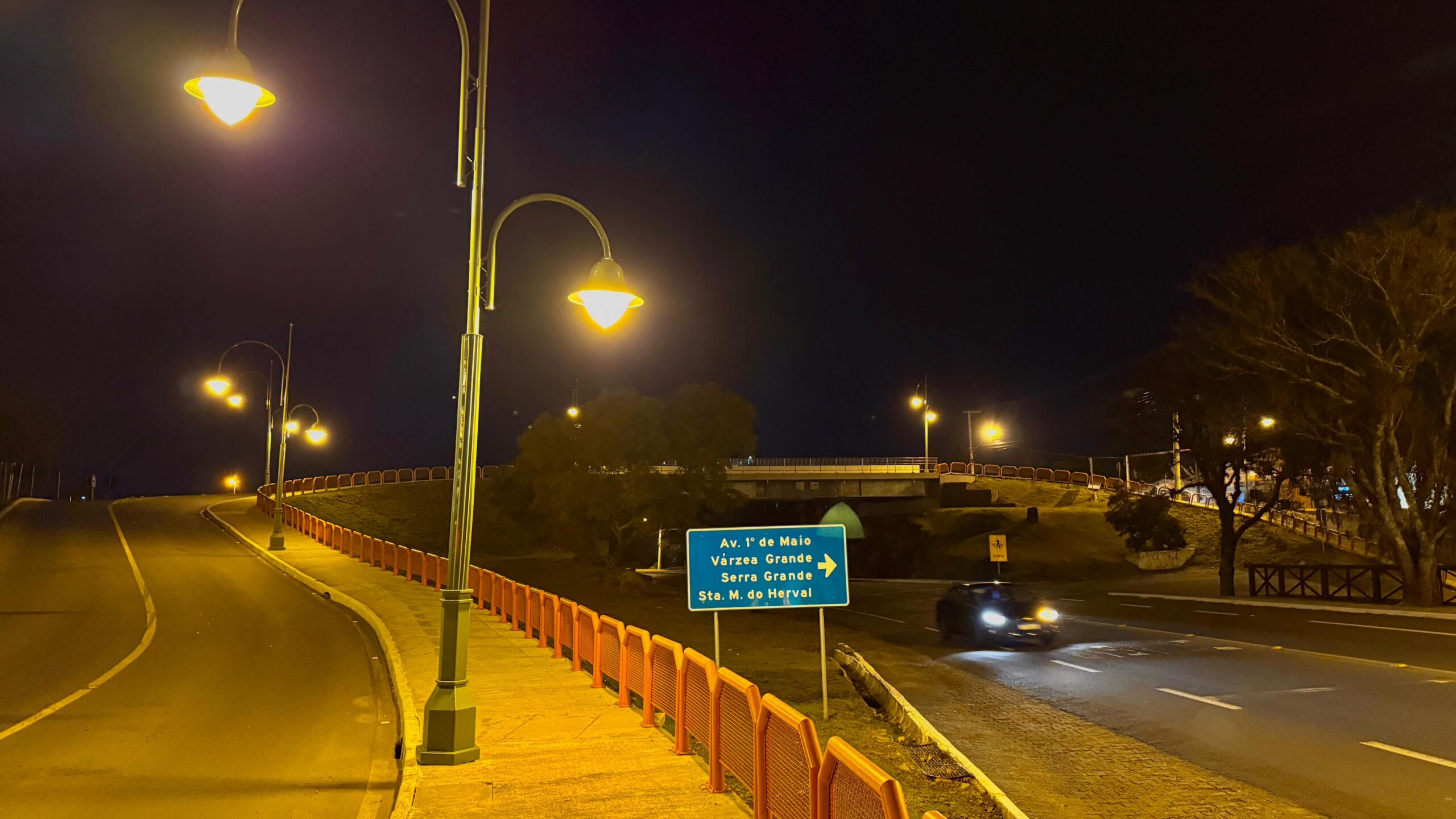 Prefeitura entrega nova iluminação pública na passarela do viaduto da RS-115
