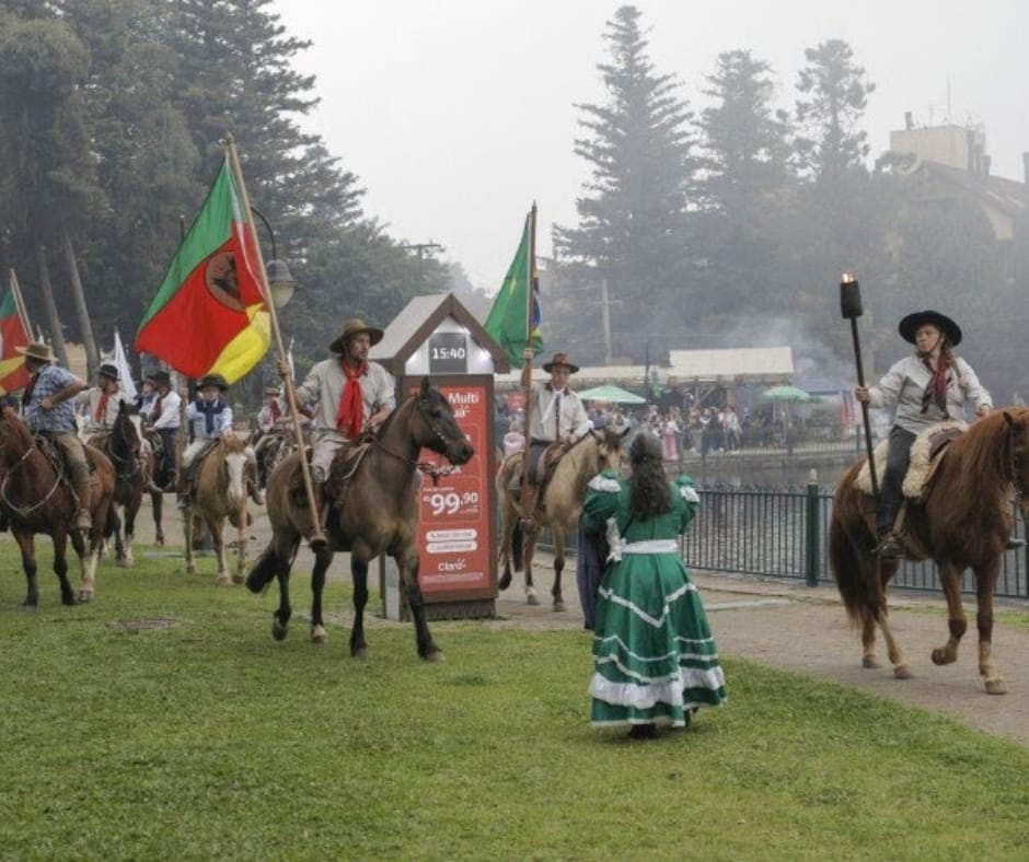 Desfile Farroupilha reúne dezenas de tradicionalistas em Gramado