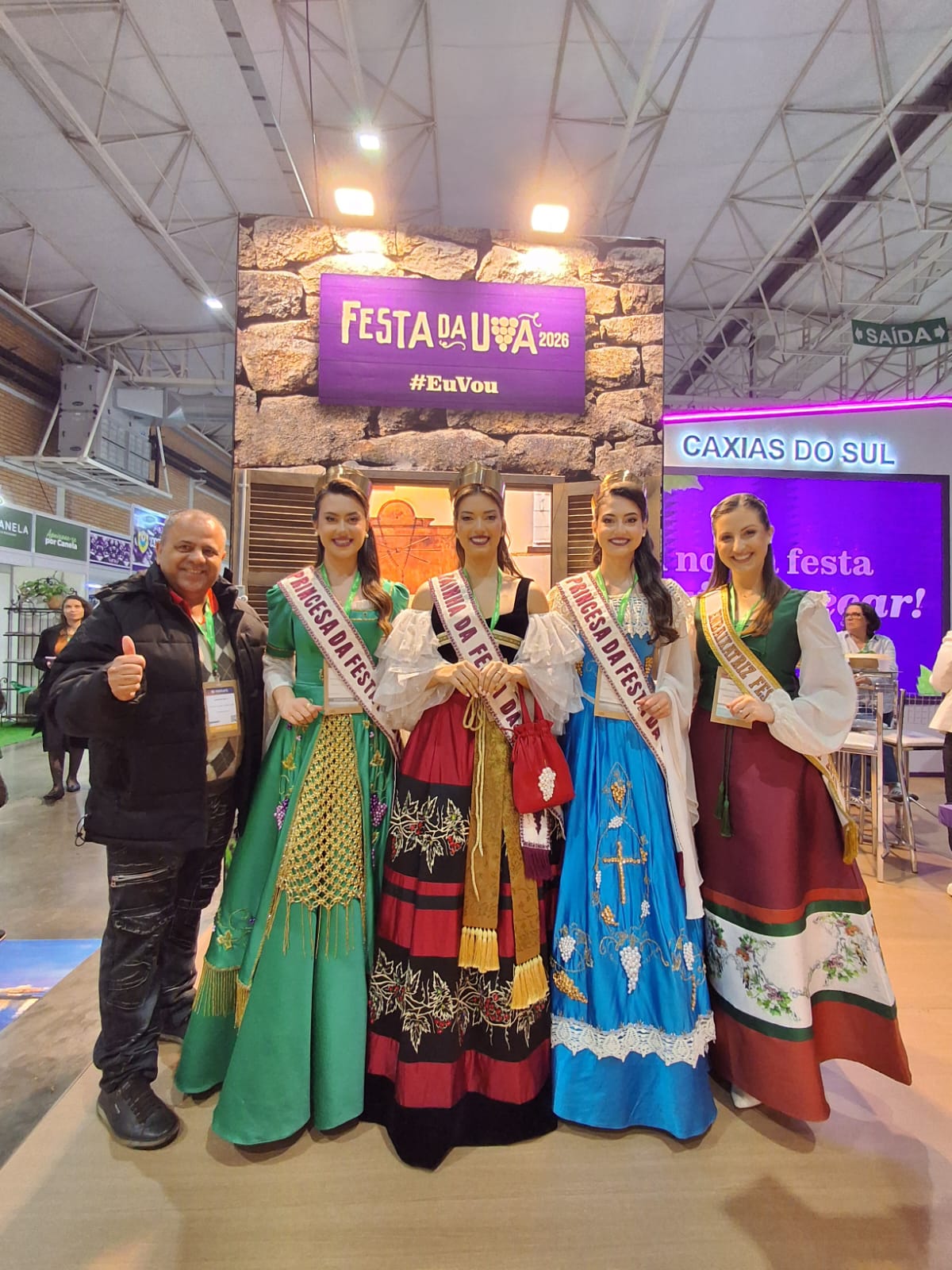 Na Social: radialista Davenir Melo com a corte da Festa da Uva no Festuris