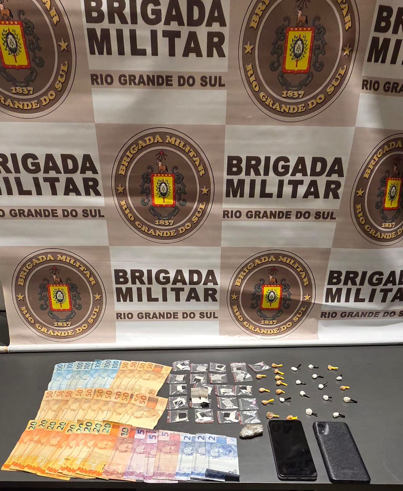 BRIGADA MILITAR DE GRAMADO PRENDE MULHER COM 46 PORÇÕES DE ENTORPECENTES